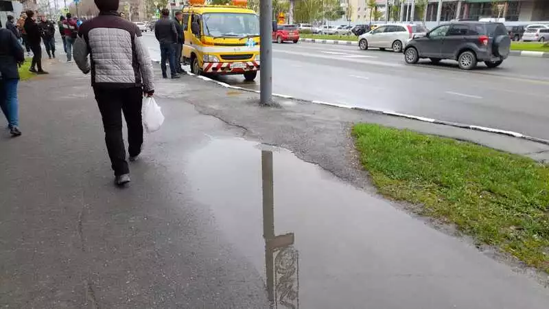 Полтысячи ям, убивающих машины, нашли на главной улице столицы Сахалина