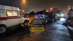 Бампер всмятку: водитель внедорожника врезалась в уборочную технику в Южно-Сахалинске