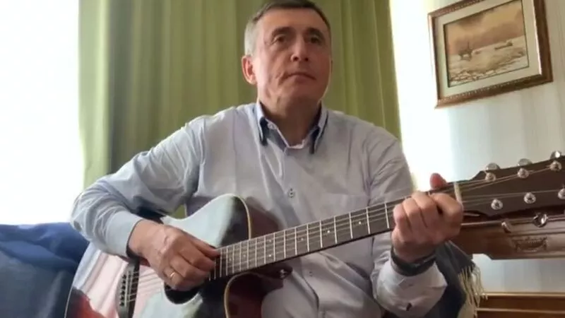 Сахалинский губернатор спел «День Победы» под гитару