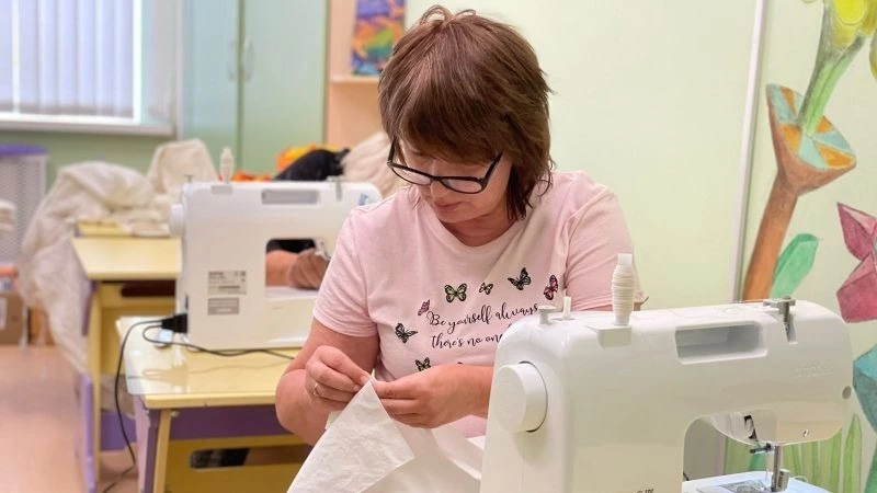 Корсаковские пенсионерки шьют маскхалаты и балаклавы для солдат