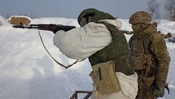 Боевые офицеры ВВО учат тактической стрельбе контрактников на Сахалине