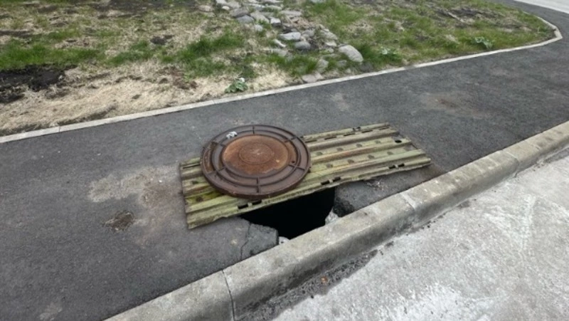 Открытый люк в Курильске закроют спустя полгода после первой жалобы