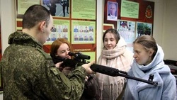 Сахалинские студенты посетили гвардейскую мотострелковую бригаду ВВО в преддверии 23 февраля