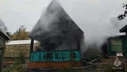 Огонь охватил дачный дом в Долинске 2 октября