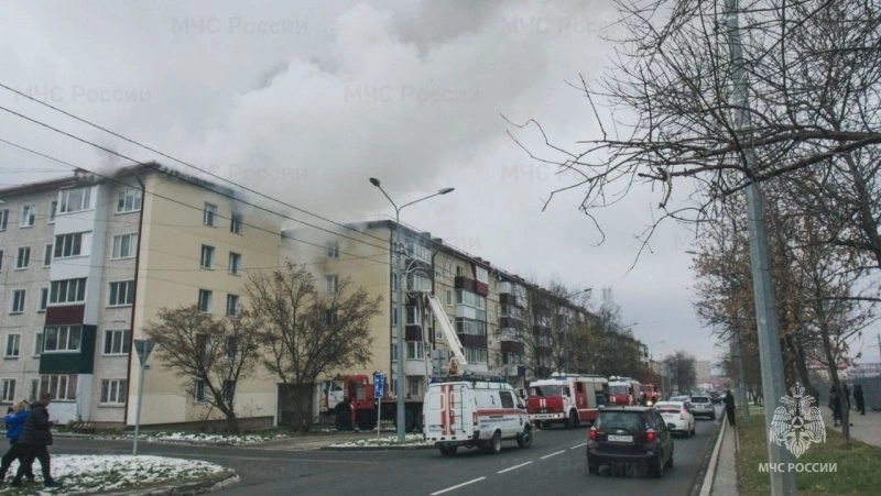 Квартира вспыхнула в центре Южно-Сахалинска: пожарные эвакуировали 10 человек