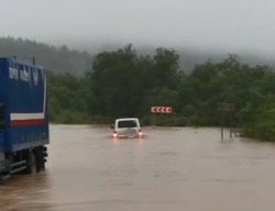 Проливной дождь затопил автомобильную дорогу в Томаринском районе