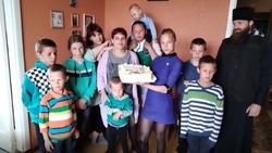 В День защиты детей в многодетную семью на Сахалине нагрянули с тортом