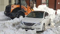 Мешают припаркованные авто: в Южно-Сахалинске не могут расчистить от снега дворы