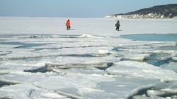 Спасатели предупредили рыбаков об опасности выхода на лед в заливе Мордвинова