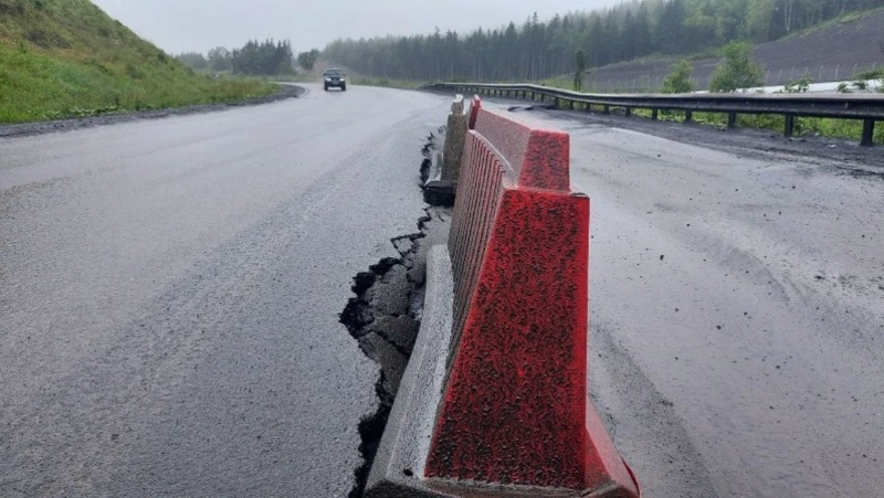 Движение транспорта восстановили на разрушенном участке трассы Углегорск - Шахтёрск