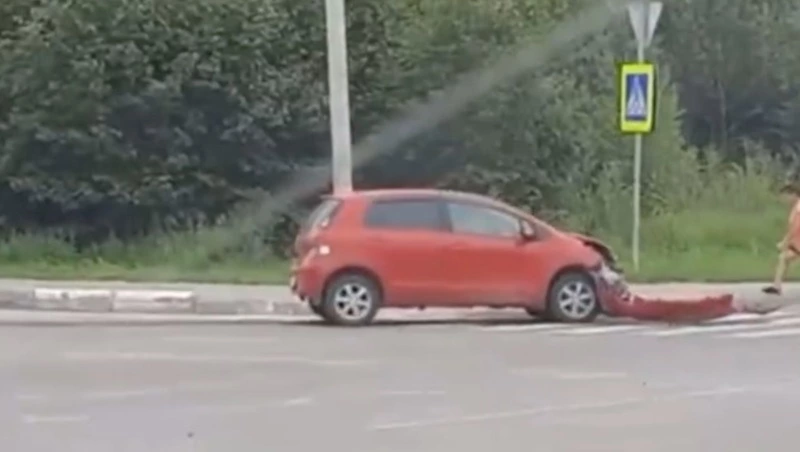 Авария с участием красной иномарки произошла в Ногликском районе