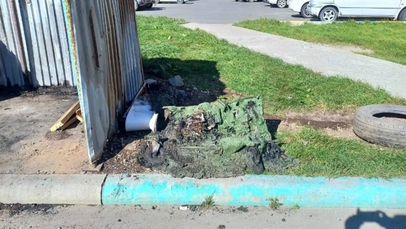 Хулиганы сожгли мусорные контейнеры на двух улицах в Невельском районе 