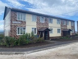 Территорию жилого дома на Курилах преобразили по поручению губернатора Лимаренко