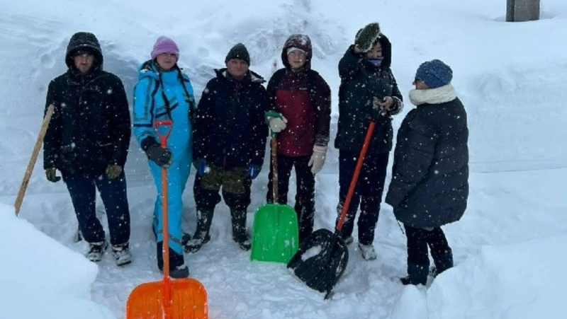 Добровольцы откопали два частных дома в селе Долинского района