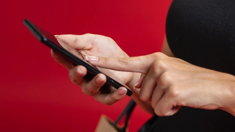 Житель Углезаводска проводил знакомую до дома и украл ее телефон