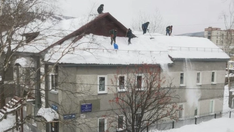 В Южно-Сахалинске пресекли опасную уборку снега с крыши школы