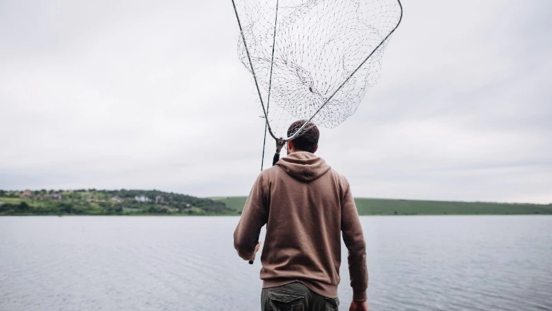 Житель Макарова получил подписку о невыезде за ловлю горбуши сачком