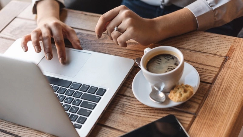 Сахалинец украл ноутбук у доверчивой посетительницы кафе