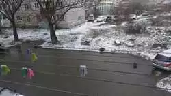 Болото с грязной водой появилось во дворе Южно-Сахалинска после циклона