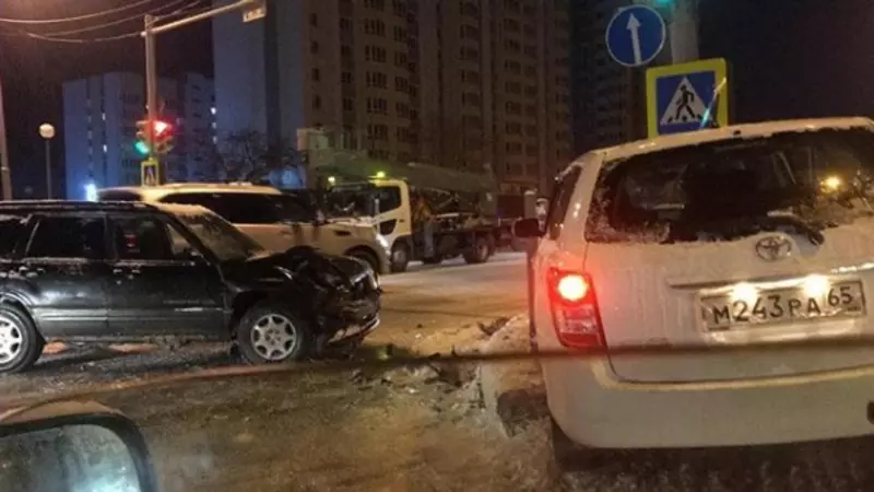 В Южно-Сахалинске в ДТП автомобиль вылетел на тротуар