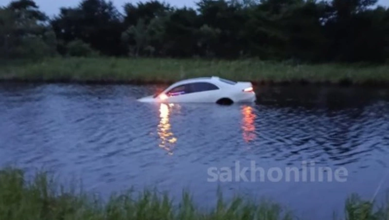 Иномарка слетела с трассы в озеро в Долинском районе