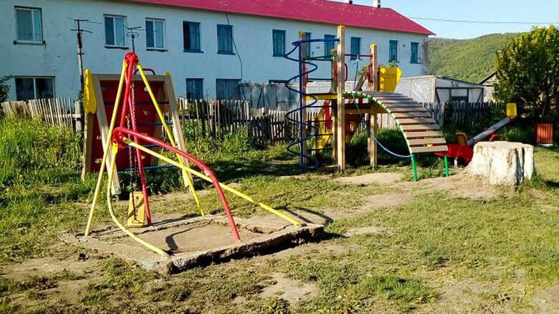 На Сахалине водитель скрылся с места ДТП, оставив на качелях госномер