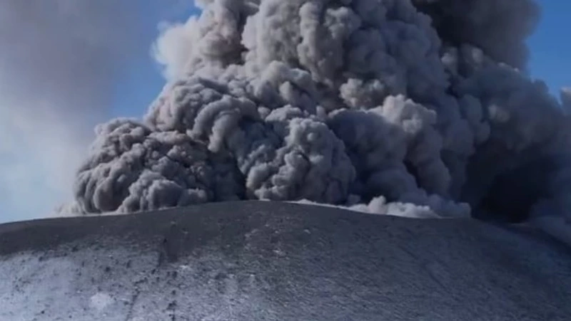 Вулкан Эбеко выбросил 2,5 километра пепла в первый день весны