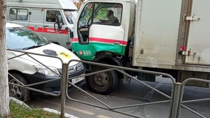 Грузовик въехал в такси с пассажиром на Сахалине. Два человека пострадали