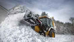 Больше 100 человек и машин вышли на уборку снега в Южно-Сахалинске 2 декабря 