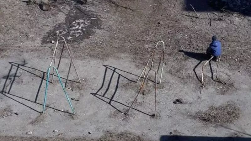 В Южно-Сахалинске на ребенка упал уличный турник