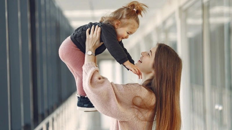 Срок выплаты пособия по уходу за ребенком предложили увеличить до трех лет