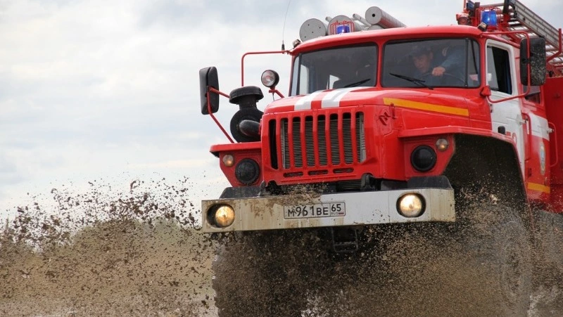 Пожарные потушили легковой автомобиль на улице Поповича в Южно-Сахалинске