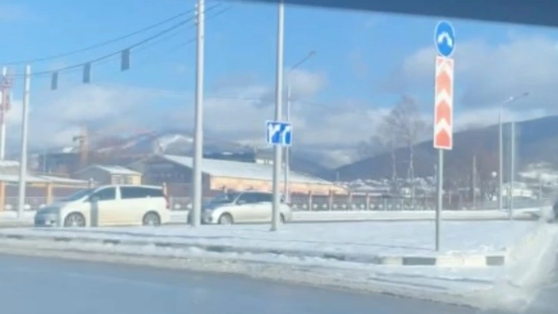 «Как правильно ехать?»: водителей возмутил дорожный знак у кольца в Южно-Сахалинске