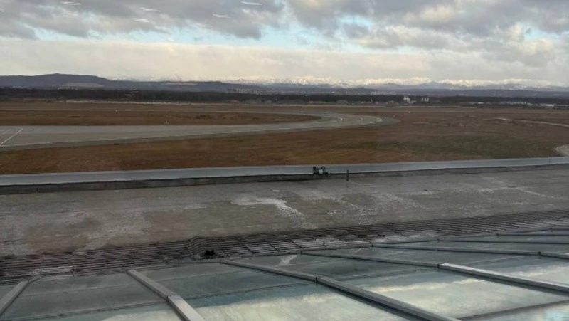 Циклон запер певицу Юлию Савичеву в аэропорту Южно-Сахалинска