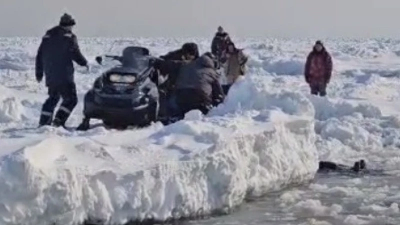 Рыбак провалился под лед с дрейфующего припая у берегов Сахалина