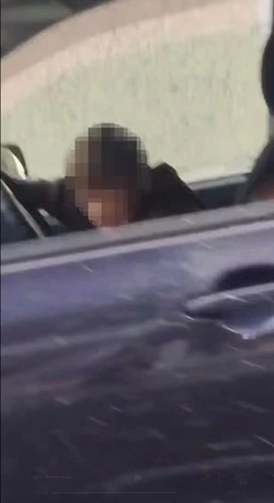 Ребенок устроил опасный «заезд» на микроавтобусе во дворе дома в Южно-Сахалинске