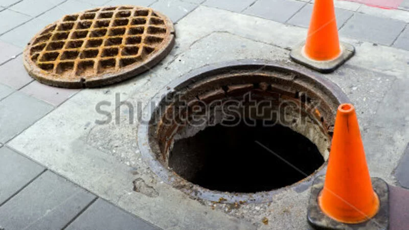 В Невельске школьница упала в канализационный люк