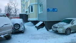 Машины на тротуаре заставили людей идти с ребенком по гололеду в Южно-Сахалинске