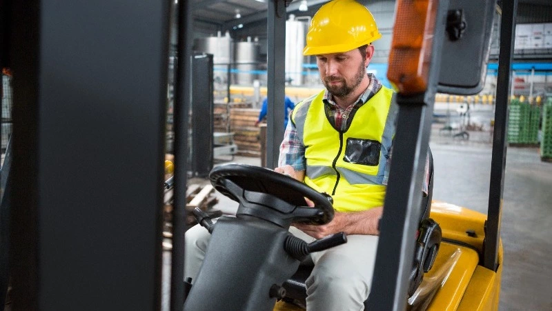 Мастер получил серьезную травму на сахалинском предприятии