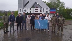 Депутаты Сахалинской облдумы и бизнесмен подарили УАЗ бойцам в зоне СВО