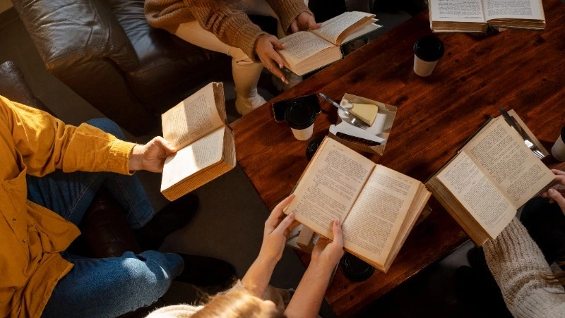 Губернатор Валерий Лимаренко пообщался с сахалинскими поэтами в художественном музее