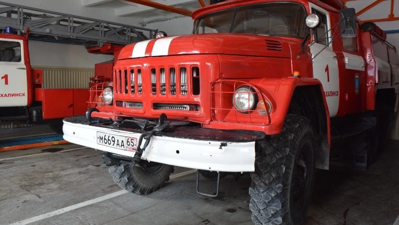 Больше трех часов тушили пожар в бесхозной постройке в Южно-Сахалинске