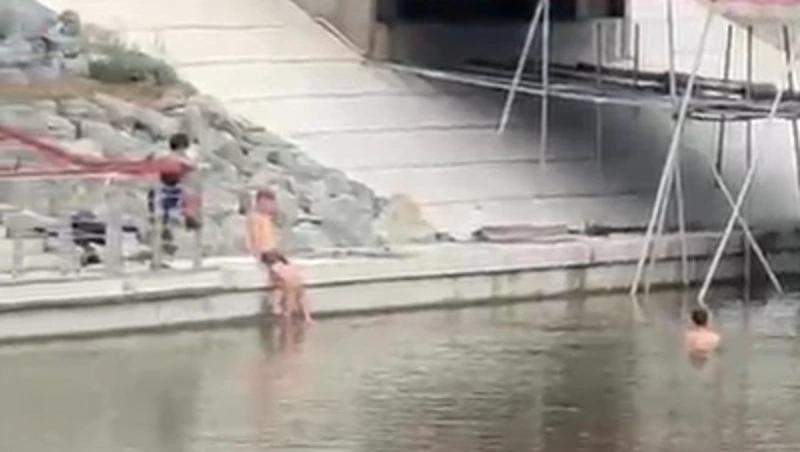 Дети устроили опасный заплыв в центре Южно-Сахалинска 