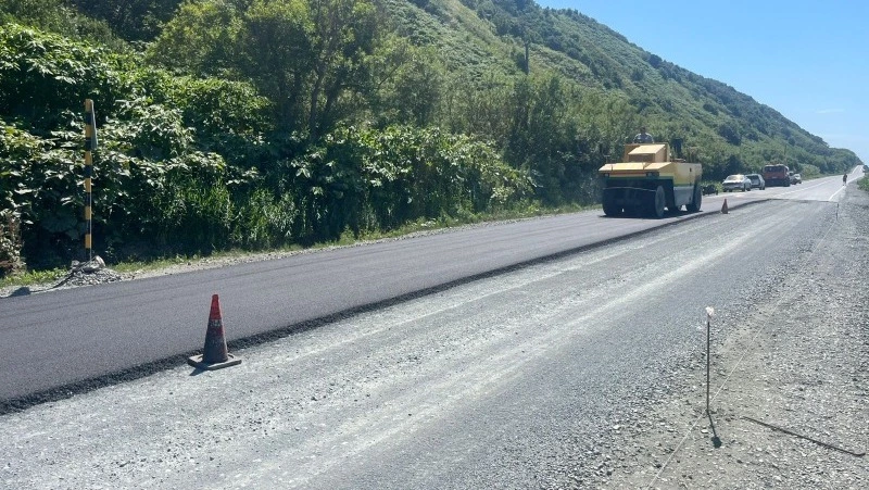 На автодороге по западному побережью Сахалина уложили еще 14 километров асфальта