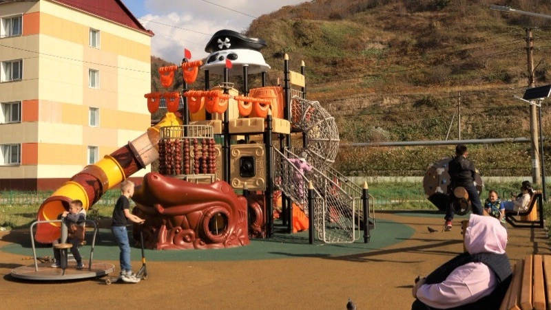 С начала 2024 года на Сахалине открыли 30 новых детских площадок 