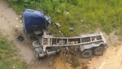 Водитель самосвала съехал с моста и погиб в Холмском районе Сахалина