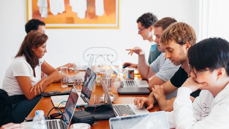 Сократить рабочий день до семи часов могут в России. Это поможет избежать разводов