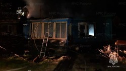 Пожарные почти пять часов тушили жилой дом в Долинске