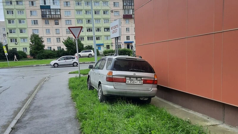 Автохамы снова помяли газоны в Южно-Сахалинске