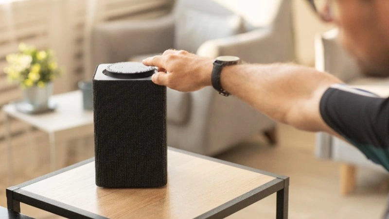 Мужчина забрал телефон и колонку у задолжавшего ему приятеля на Сахалине